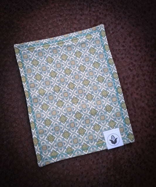 Quatrefoil Grid
Handkerchief